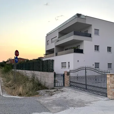 Rosa - Sea View & Private Parking