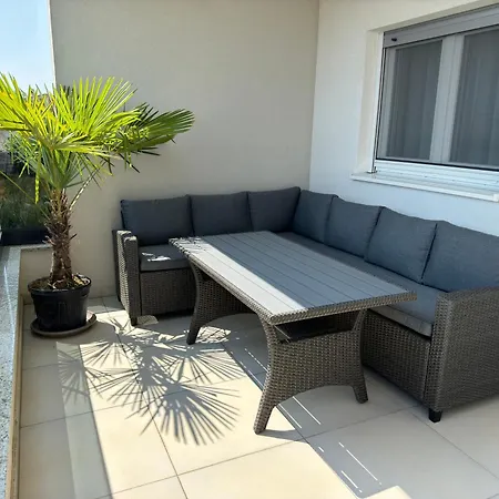 Rosa - Sea View & Private Parking Apartment Kastela