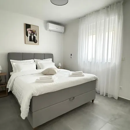 Rosa - Sea View & Private Parking Daire