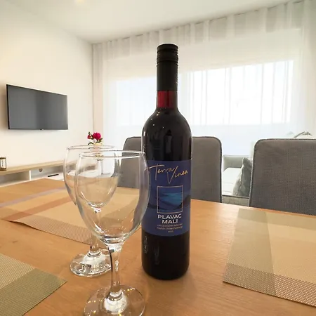 Apartment Rosa - Sea View & Private Parking
