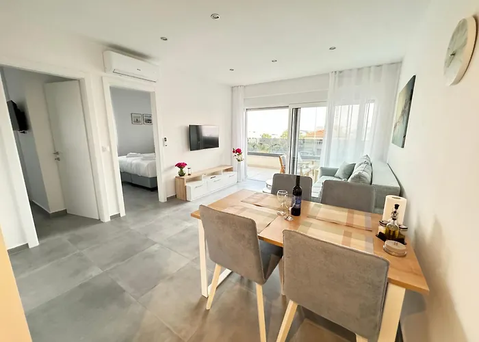 Rosa - Sea View & Private Parking * Kastela